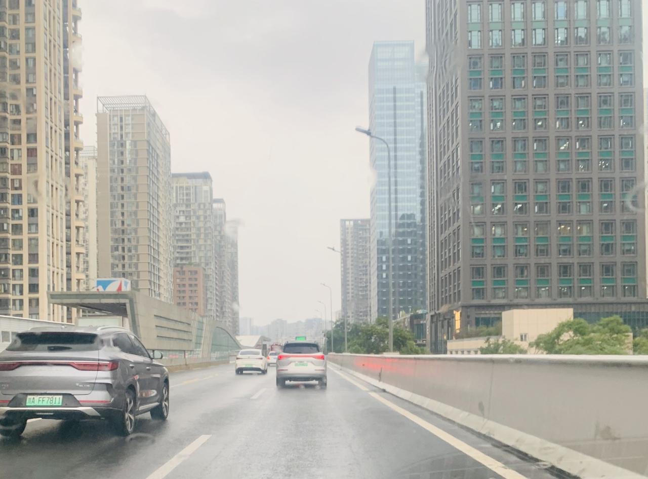 成都下雨啦。18日下午1时许，连续几天近40°C高温炙烤下的成都，终于迎来一场雷