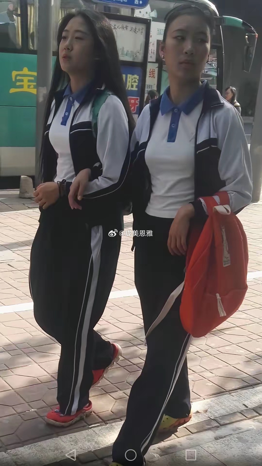 感觉这个学校的校服还是最好看的之一吧，颜色设计都不错​​​