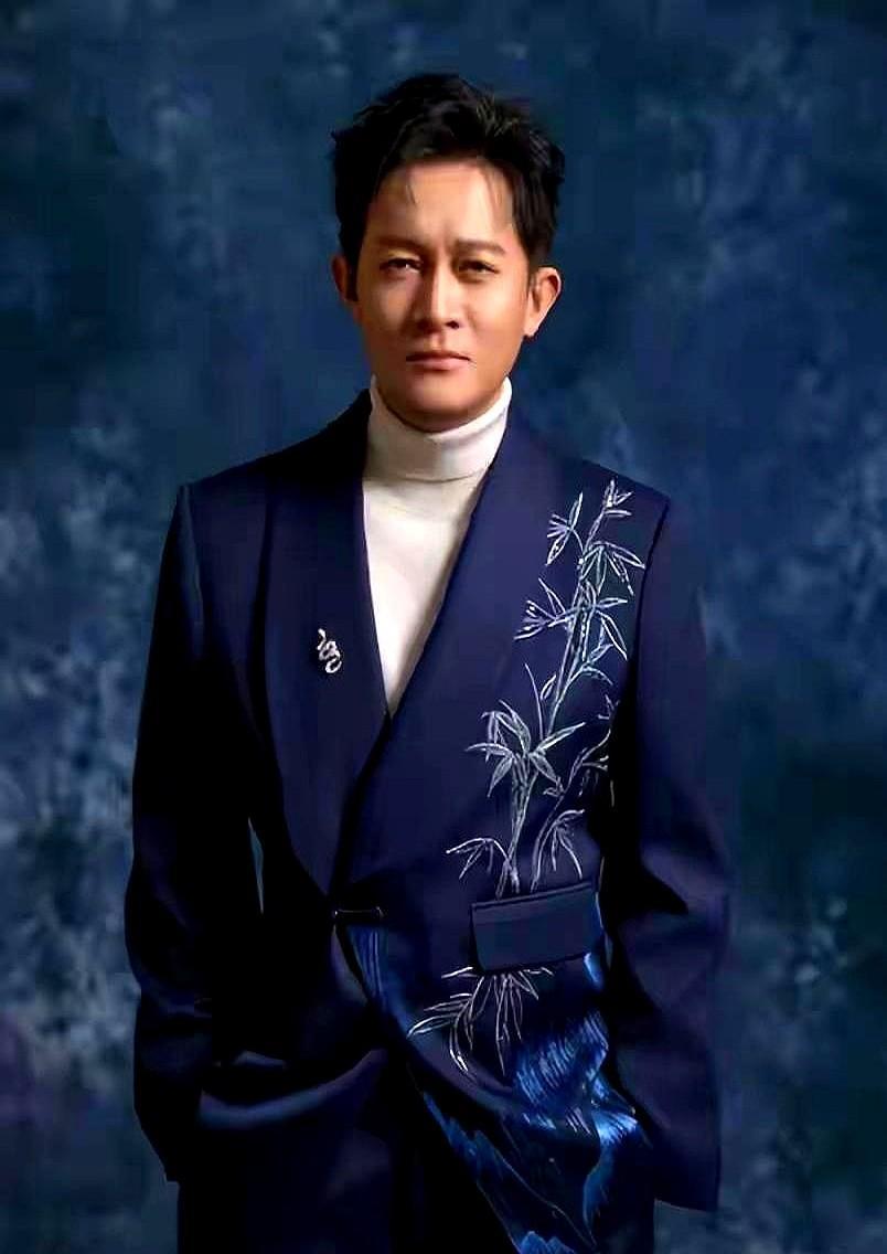 "是金子总会发光"，这话搁杨志刚身上再合适不过。二十年里老被说"靠哥哥吃饭"—