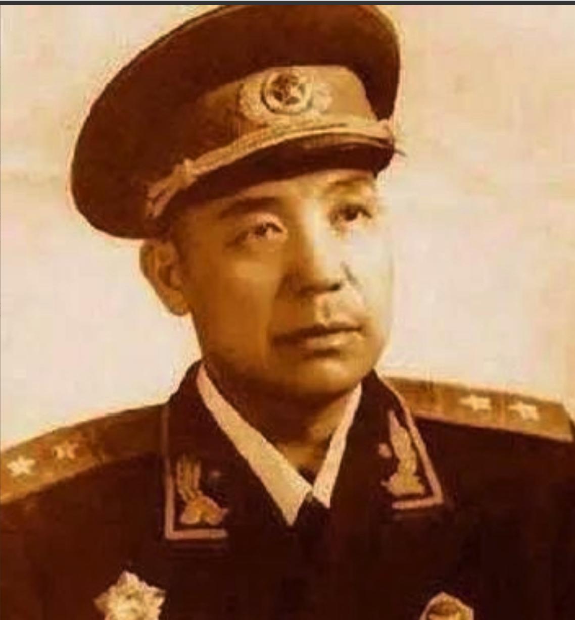 1955年，授衔现场，42军军长吴瑞林穿着普通军装忐忑不安：“没职务了，今天到底