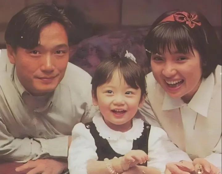 80年代，苗侨伟与妻子戚美珍和女儿苗彤，一张幸福温馨的全家留影