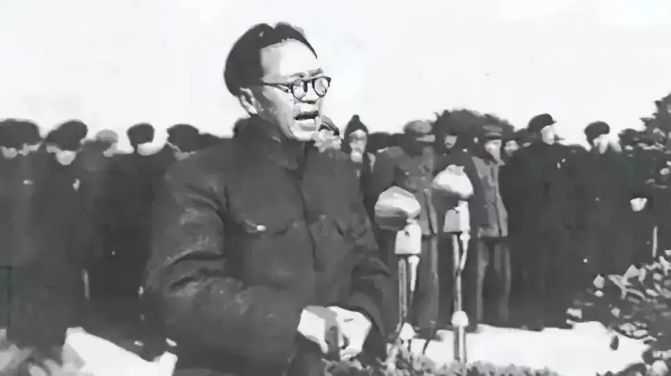 1957年高层激烈争吵：海军副司令拍桌大骂副总长，国防部长都镇不住！最后收拾残局
