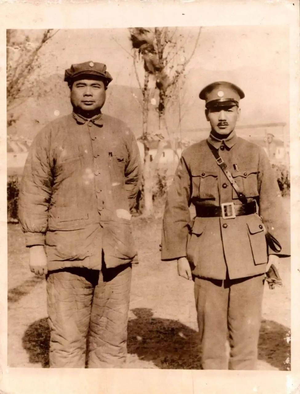 1927年，北伐蜜月期的冯玉祥与蒋校长合影，两人虽然身穿军服，不过款式和体型都画