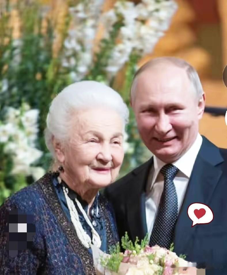 看着照片里这位满头银发的老太太，眼神多温柔啊，跟咱们胡同口的邻居大妈没啥两样，和