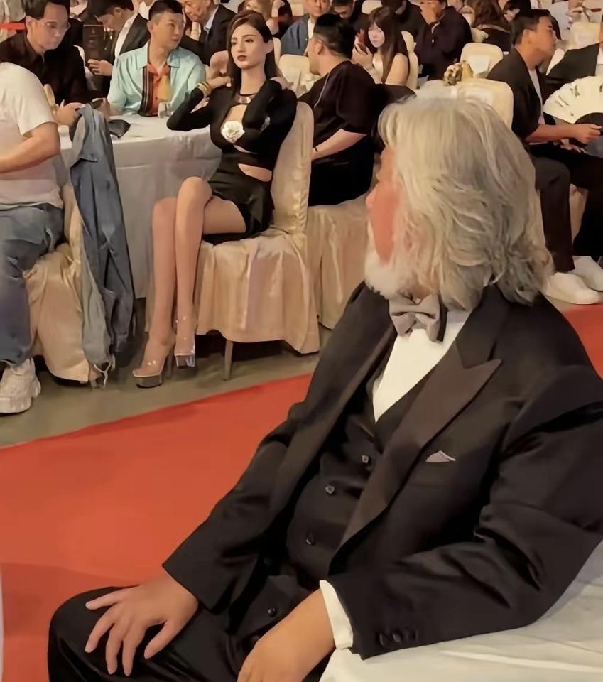 72岁的张纪中，在晚宴上扭头看年轻女演员。这一幕被镜头逮个正着。他妻子杜星霖