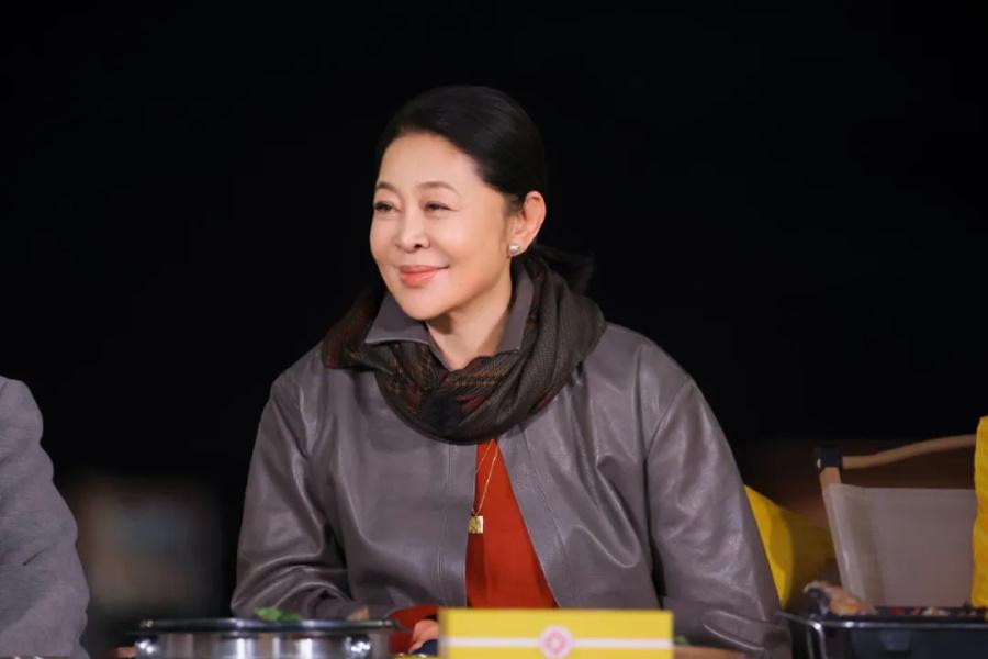 谁能想到66岁的倪萍成了00后的“梦中情奶”！在《再见爱人》里，她一开口弹幕就刷