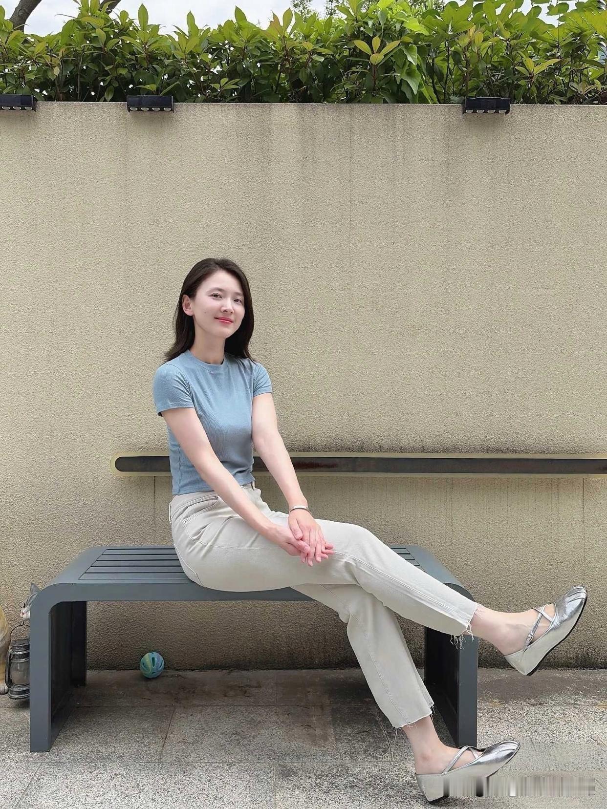 阳光明媚的午后，坐在长椅上，微笑面对生活。
