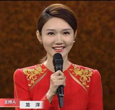 中国诗词大会上，主持人读“还看今朝”这句诗词，龙洋读还（huán）看今朝，康震读