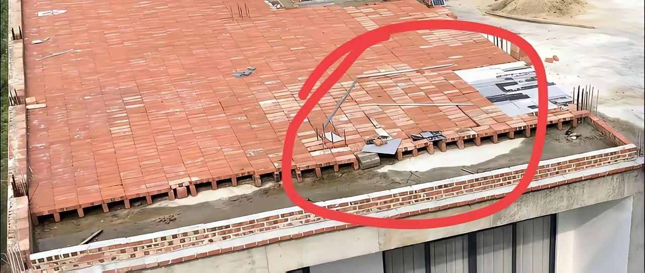 有没有建筑高手？这位男子由于房子太热了，于是在房顶铺上红砖来当隔热材料，有人说这