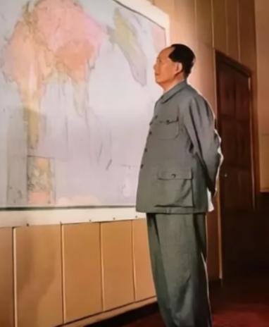 1951年，朝鲜战场上的10万志愿军被美军“包了饺子”，一向淡定自若的彭德怀，此