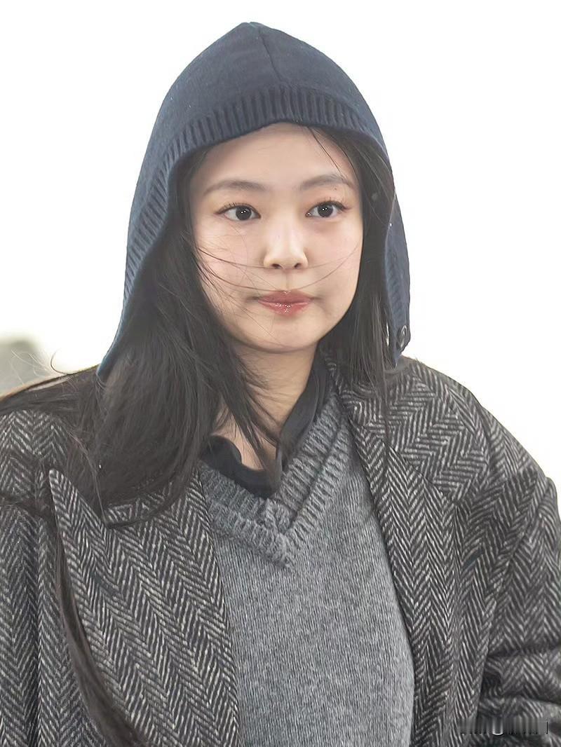 韩国歌手Jennie凭借163cm身高、90斤稳定体重的“名品身材”，成为无数人