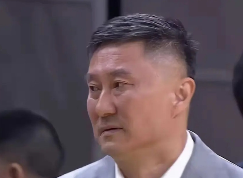 杜锋感觉像变了一个人啊？徐杰首发了，麦考尔也不用了，在场边更是不骂人了！完完