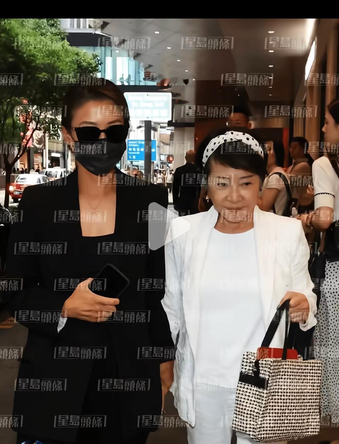 谢贤去世后，前妻狄波拉陪着女儿现身！孩子没有爸爸了，曾经的夫妻她肯定会出来送他
