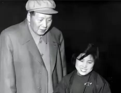 1958年，毛主席视察工厂。突然，一位怀孕女工站起来，激动地喊了一句：“毛主席好