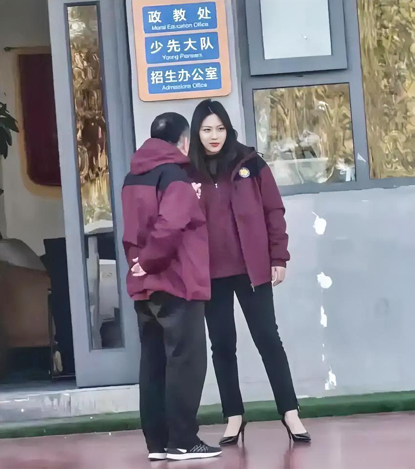 做老师也不容易，学校领导和女老师谈话，女老师明显表现不耐烦啊，眼睛、嘴巴都往