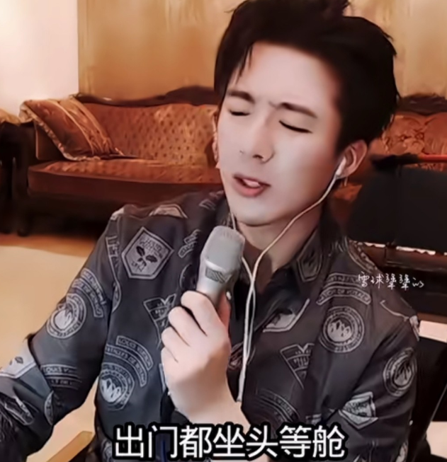 看刘宇宁直播太有意思了有人说明星一出门就坐头等舱是不是太飘了，刘宇宁赶紧辟谣