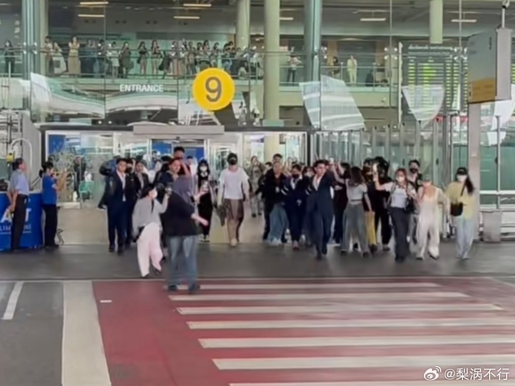 几个人啊，那么多安保，真的好搞笑哦[笑着哭]​​​