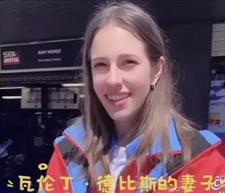 张雪机车五连冠很多人感到好奇，德比斯五大三粗咋娶那么漂亮媳妇看到张雪拿了机车五