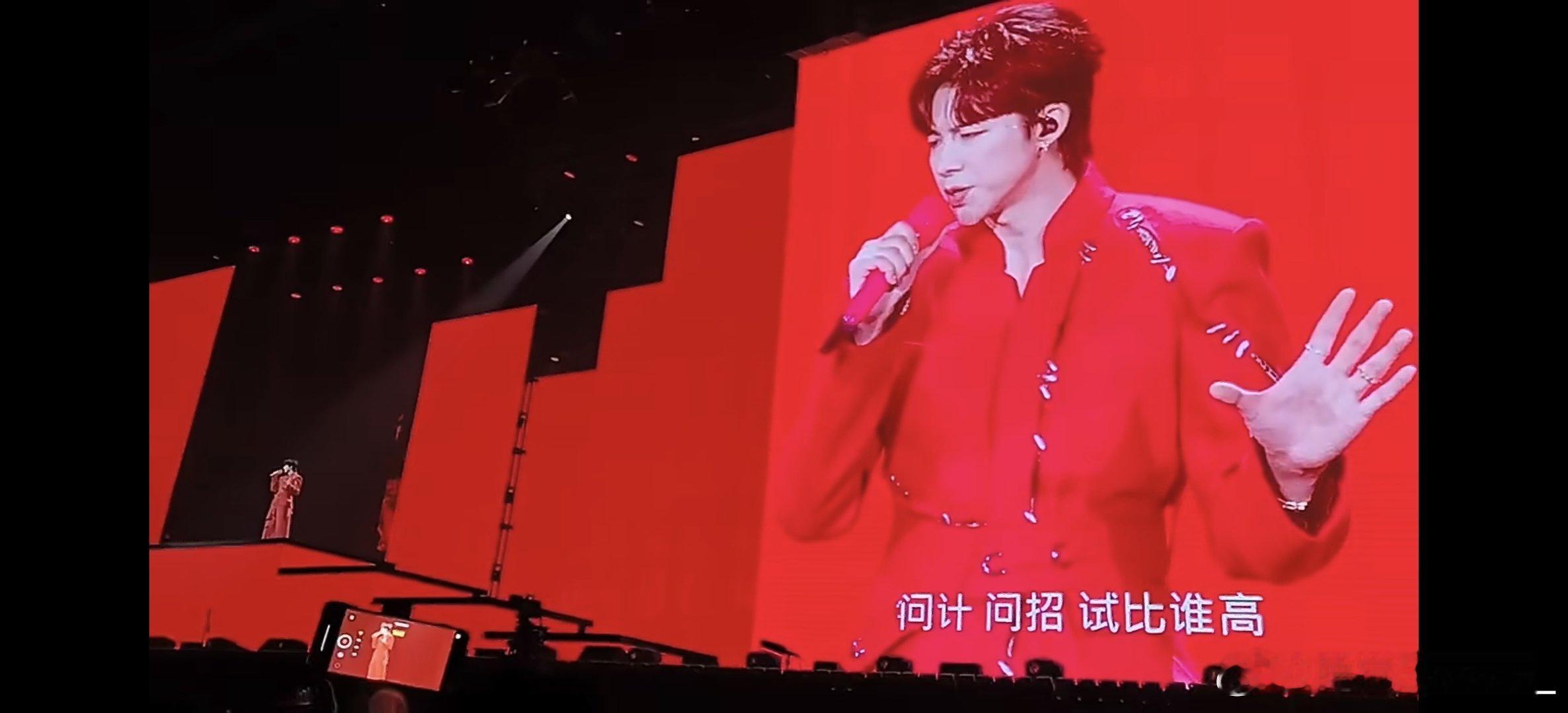 龚俊拍了刘宇宁唱天问口罩都藏不住的帅气，安静举着手机拍照跟唱，真诚的人双向奔赴，