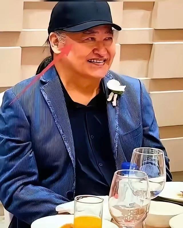 刘欢老师好酒，圈里是出了名的。不是那种闷头喝的，是爱组局、爱家宴、喝到兴头上