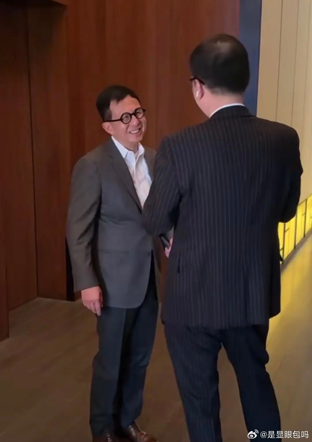 59岁李泽楷近照曝光，样貌神态越发像李嘉诚，向大火灾民捐了千万！