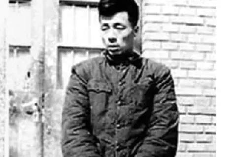 1960年3月18日，一位身穿灰色呢子大衣、手提公文包的中年男子，走进了中国人民