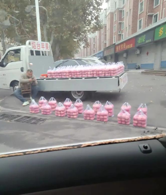 “街头一位卖苹果的大哥火了”，11月11日，山东街头一位卖苹果的大哥火了！不是因