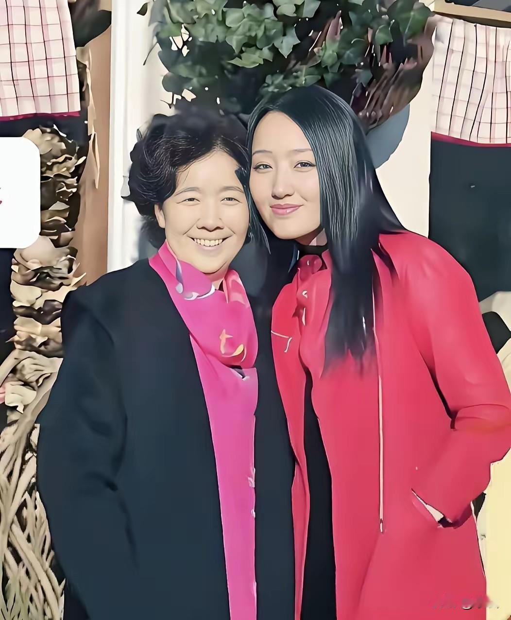 55岁杨钰莹和83岁妈妈同框像姐妹，这状态绝了！母女俩定居深圳过小日子，妈妈身体
