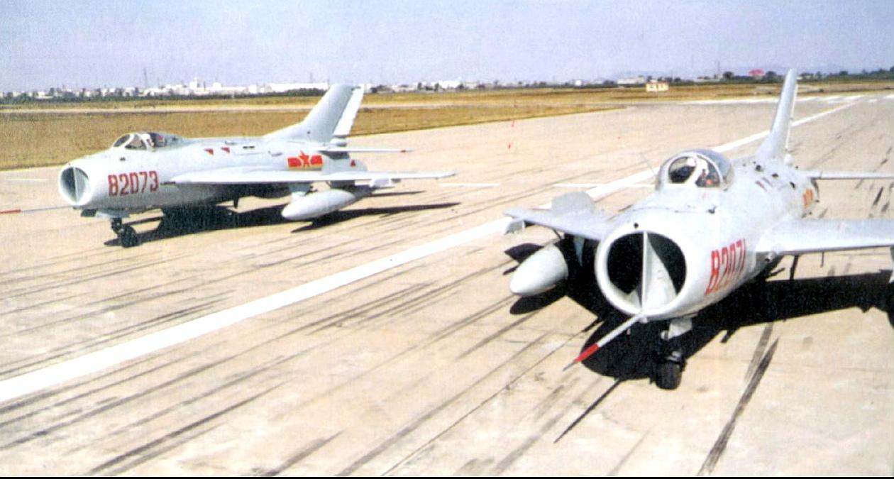 歼六白天型双机编队起飞，歼六在空军服役时间最长，也是在国土防空作战中击落敌机最多