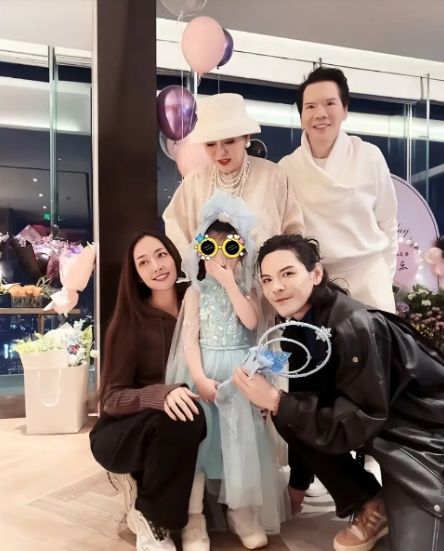 郭碧婷在向太眼里，竟然像洋娃娃，向太对郭碧婷果然是真爱。有人问向太：郭碧婷