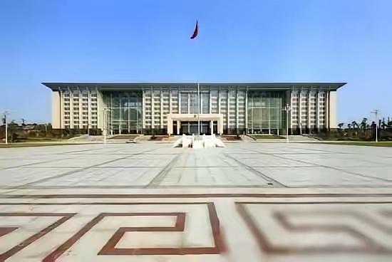 最近看到福建9大城市政府大楼的实拍图，挺有意思。从2023年GDP数据看，各地发