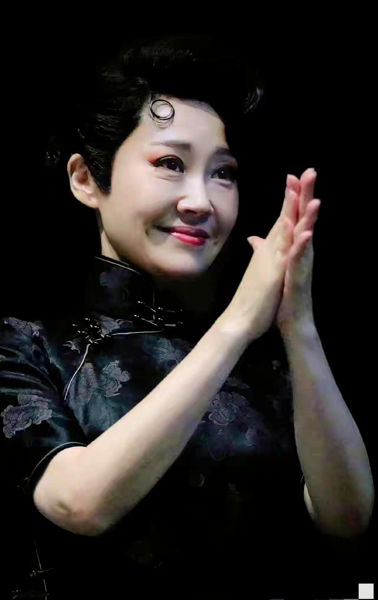 我妈一句话点醒我：57岁许晴的脸再僵，男人也顶不住。这事儿根本不在脸上。你