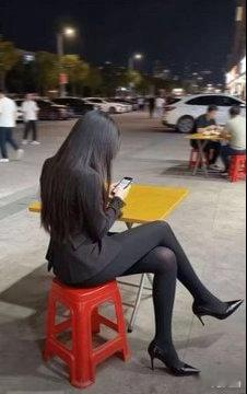 貌似是一个人，怎么搭话呢​​​