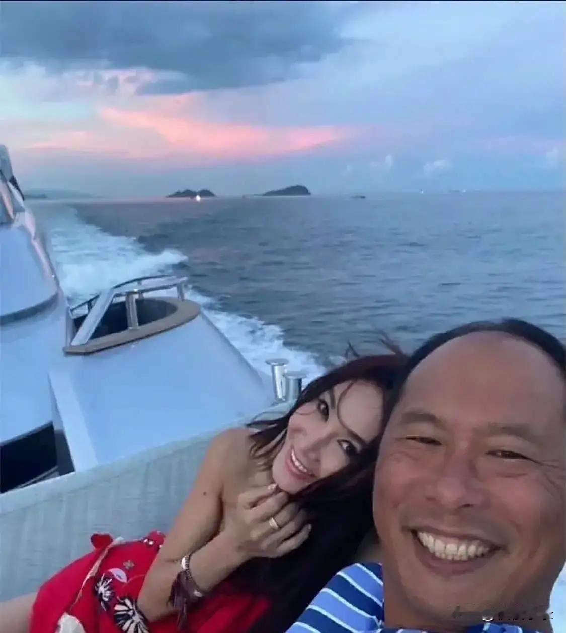 温碧霞的自拍照太真实，连老公都不修图就发出来了！[墨镜][墨镜]
