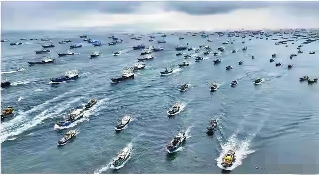 上千艘中国渔船集结东海，最长阵型达467公里，如巨龙蜿蜒海面！这原本是浙江、福建
