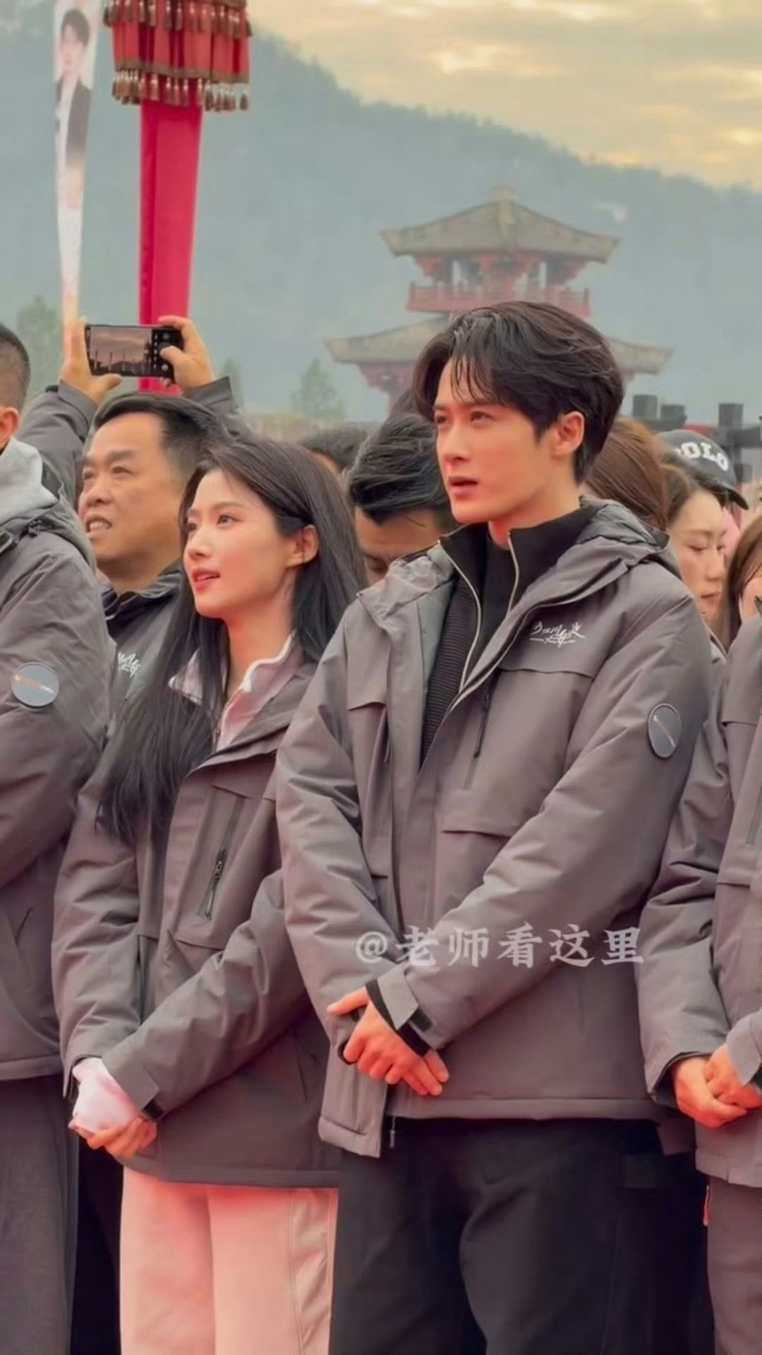 檀健次卢昱晓新剧开机照何不同舟渡要开始了，这个开机照，这个衣服有点丑啊哈哈哈卢昱