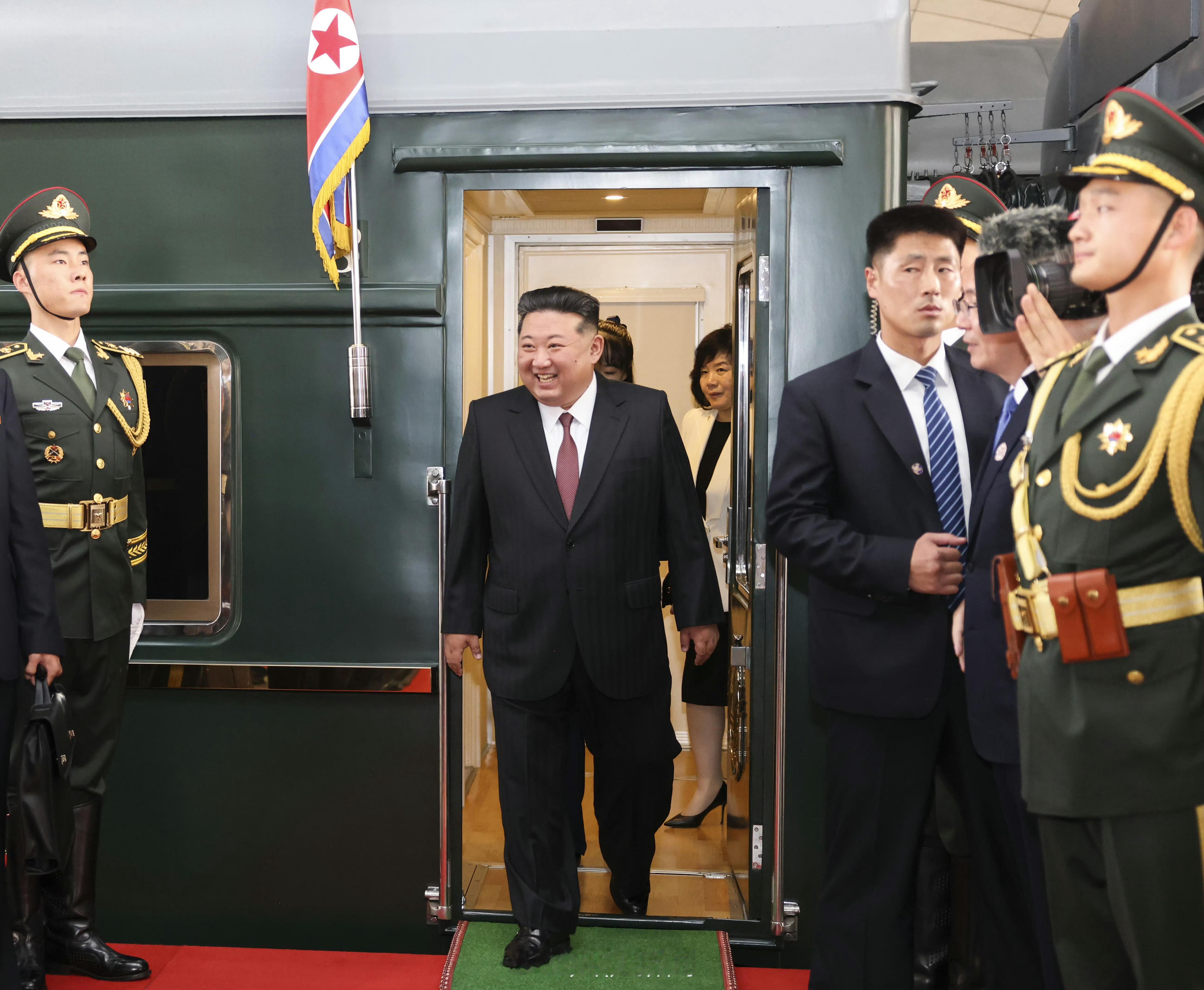 金正恩抵京地表最强80后欢迎欢迎～状态不错，很开心！​​​