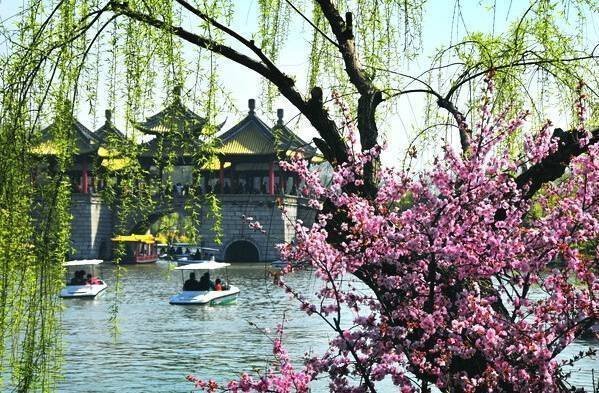 四月国内旅游地推荐1、西藏林芝——桃花的海洋2、浙西天池——浓艳野樱花3、西塘—