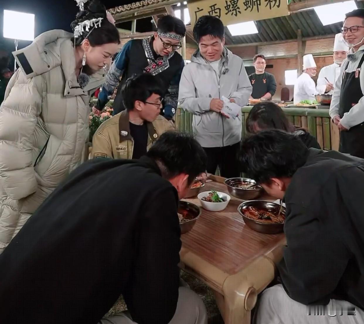 这是什么神仙公司老板在拉磨，员工在埋头苦吃[笑着哭]仔细看董宇辉不但没有不开心