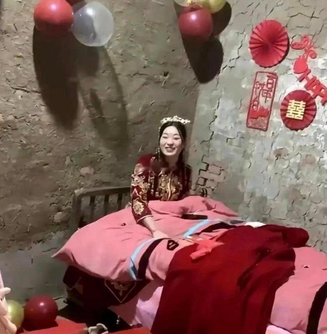 这环境，新娘怎么笑得出来的