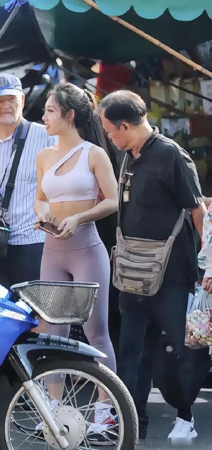 看到老伯伯那明目张胆的眼神，真让人忍不住吐槽。都说“男人至死是少年”，这话用在他