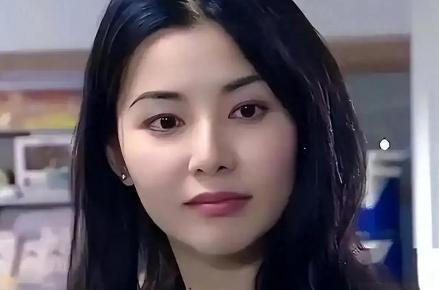 宝子们，今天来聊聊蒙嘉慧的故事，简直比电视剧还精彩！她21岁拍三级片，30岁惨遭