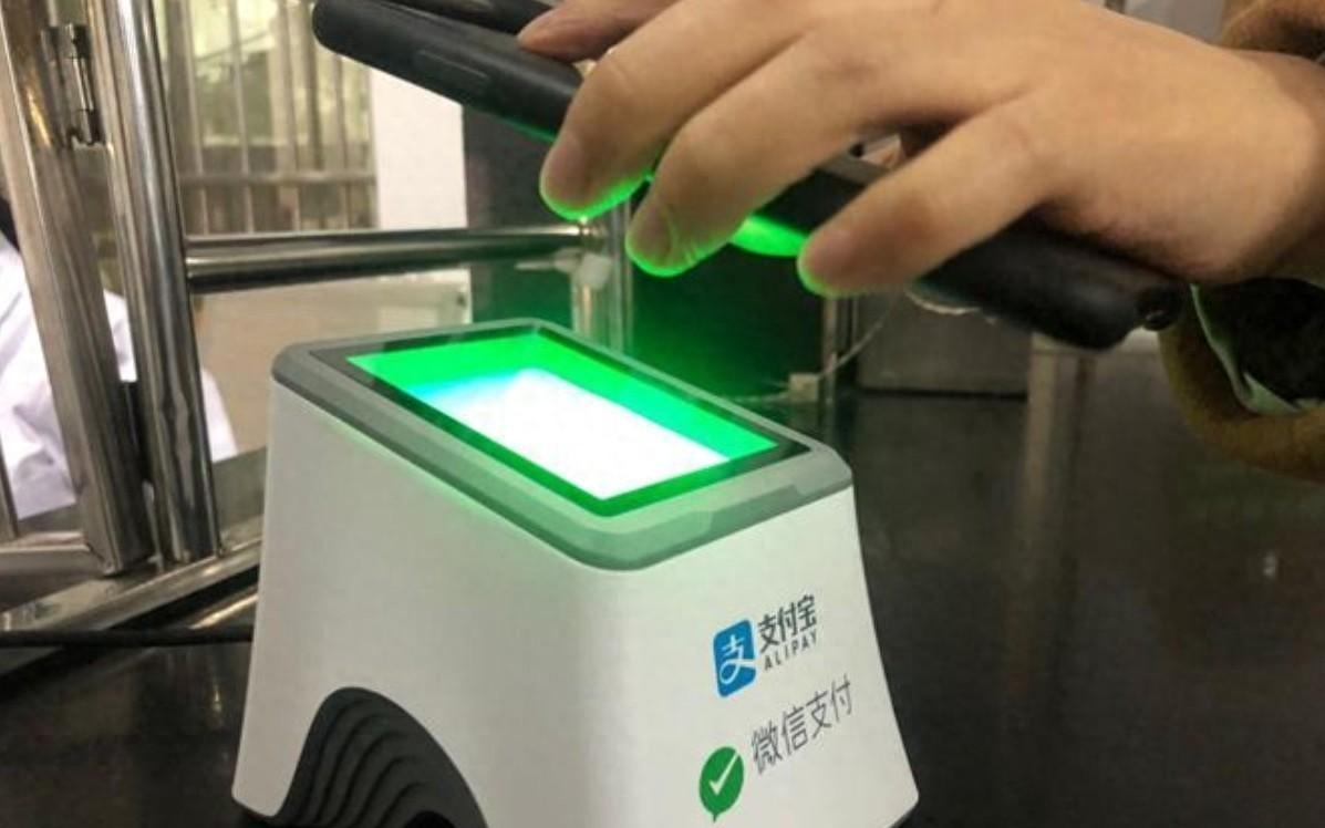 最近，一段美国华人的吐槽在网上引发热议，他说中国引以为傲的扫码支付，其实是最不智