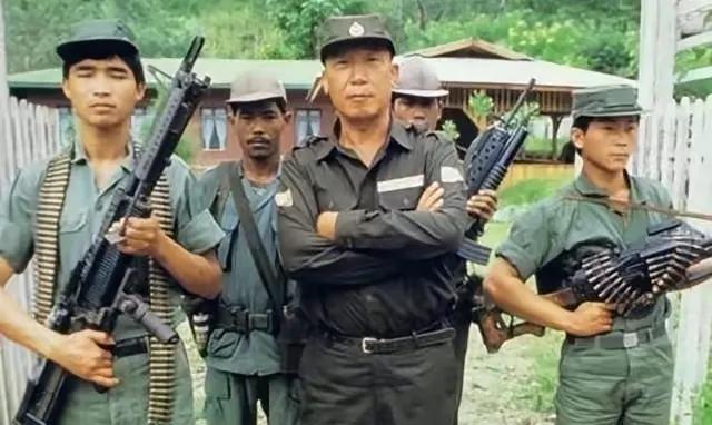 1969年，金三角军阀坤沙接到通知，让他去缅军区司令部开会。坤沙去后发现这是一个