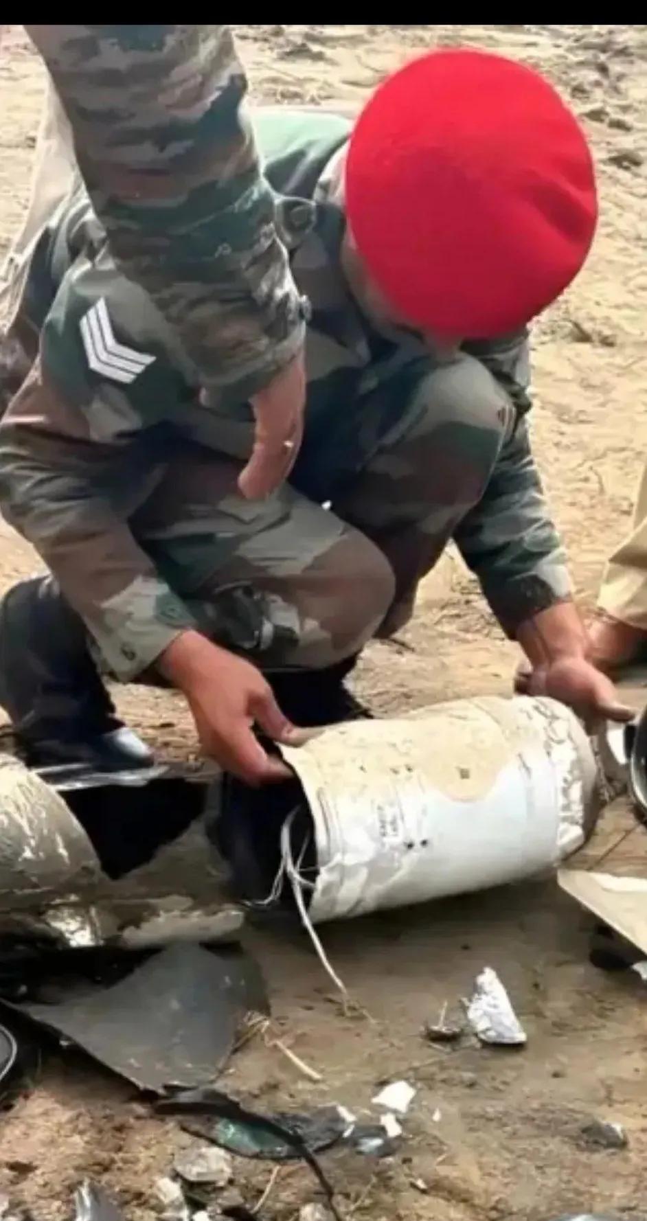 印度士兵终于捡到“宝”了，中国”霹雳”15导弹的残骸，他们数了一下里面大约有20