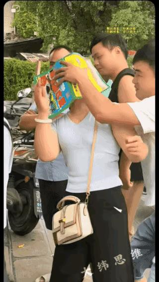 这种东西岂能开玩笑？事情发生公园里，一些男男女女正围在一起闲聊，一个男人悄悄走过