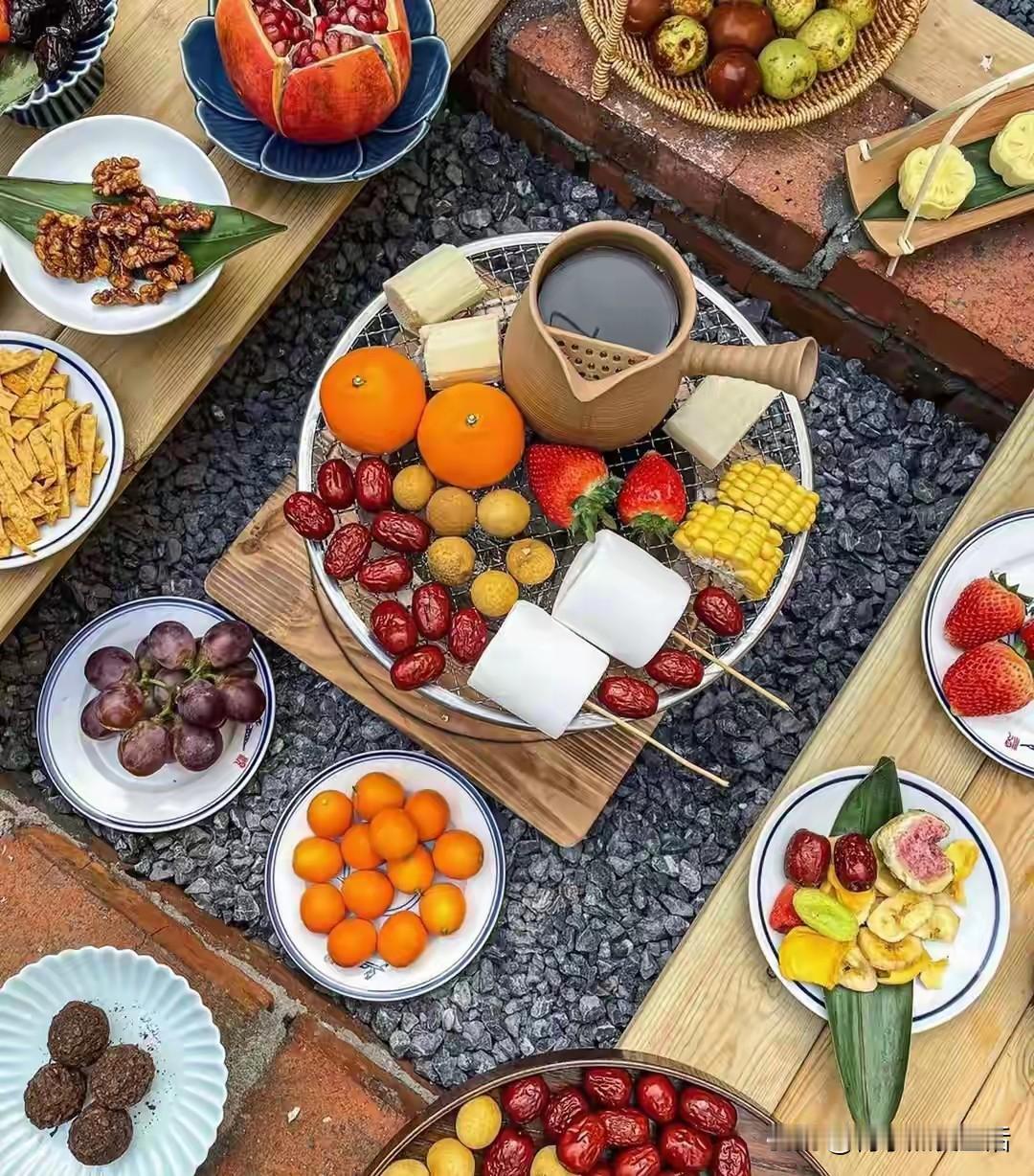 真的很羡慕我朋友的退休生活，朋友今年52岁，企业退休两年了，每月退休金两千多，一