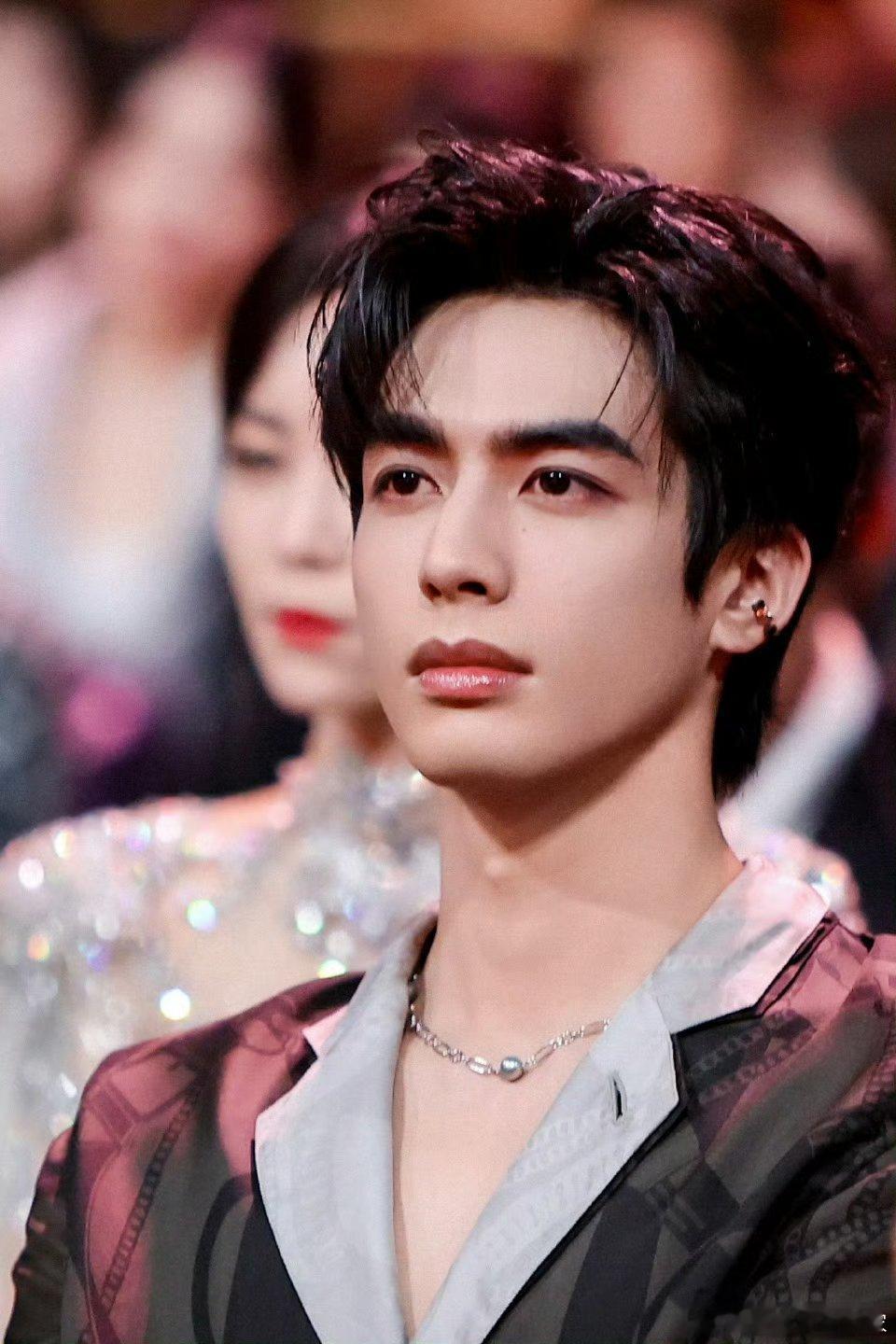 宋威龙微博之夜获「微博年度飞跃演员」，内场造型也帅的没边了