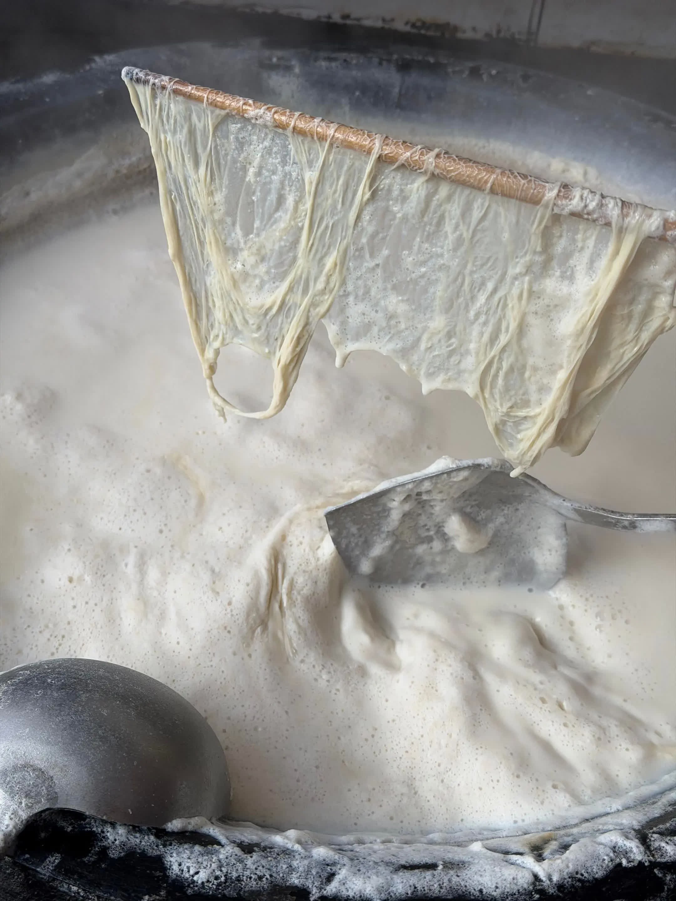 自制庐山豆腐。纯手工自制美食创作者中心.过年都会自己打豆腐，种的黄豆提前浸泡，用