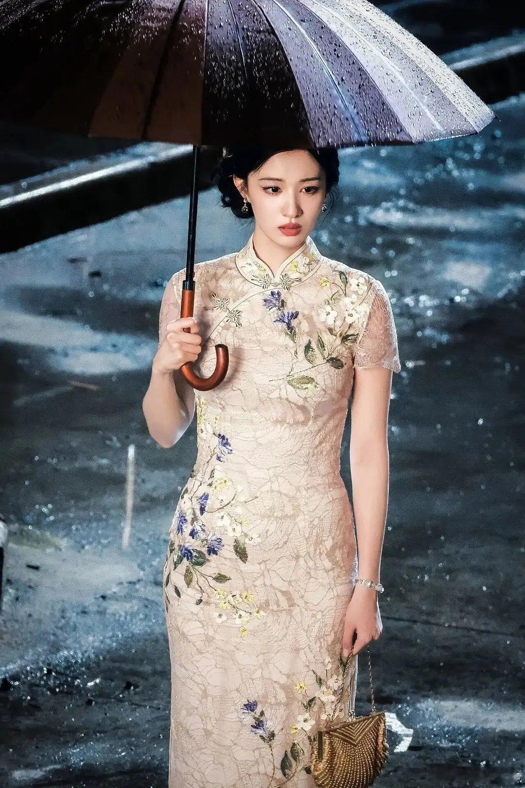 王楚然穿旗袍好美，身材真的绝了